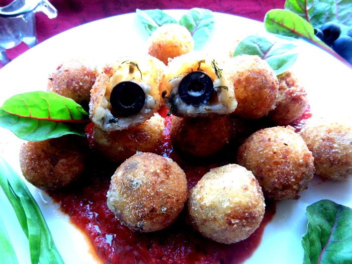 Сырная закуска-шарики в томатном соусе