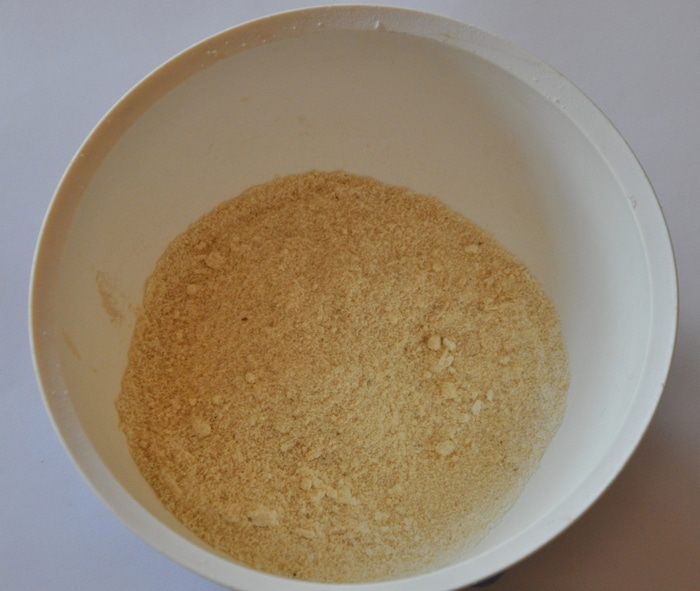 Миндальный торт с шоколадным муссом, безе и карамелью