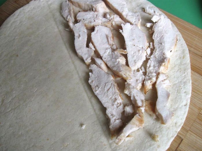 Тортилья с курицей, помидорами и сыром