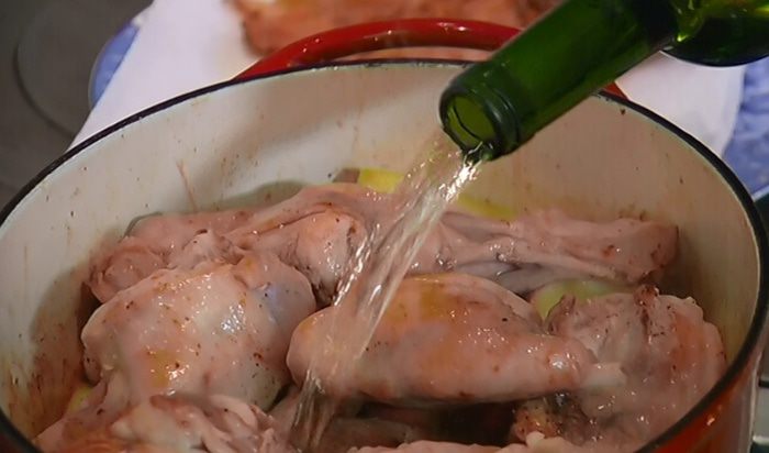 Кролик с яблоками, тушенный в вине