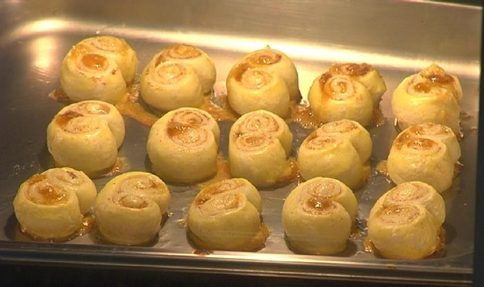 Слоеные ушки с персиковым соусом 