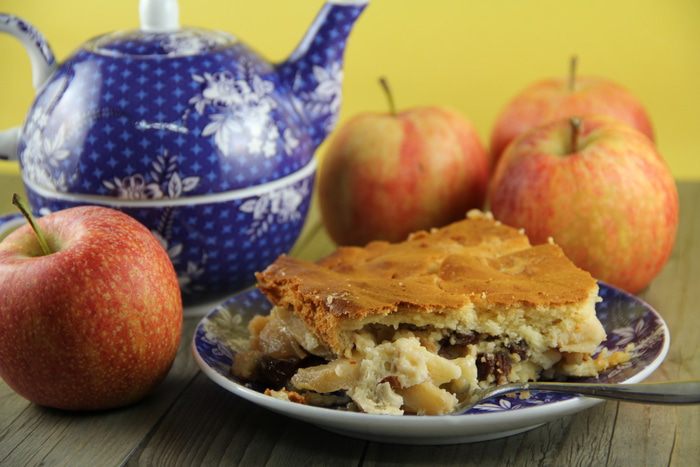 Яблочная запеканка с изюмом и миндалем