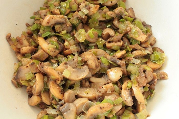 Печеночная отбивная с грибами и моцареллой