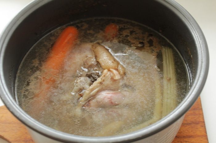 Рулет из свиной рульки с дижонской горчицей