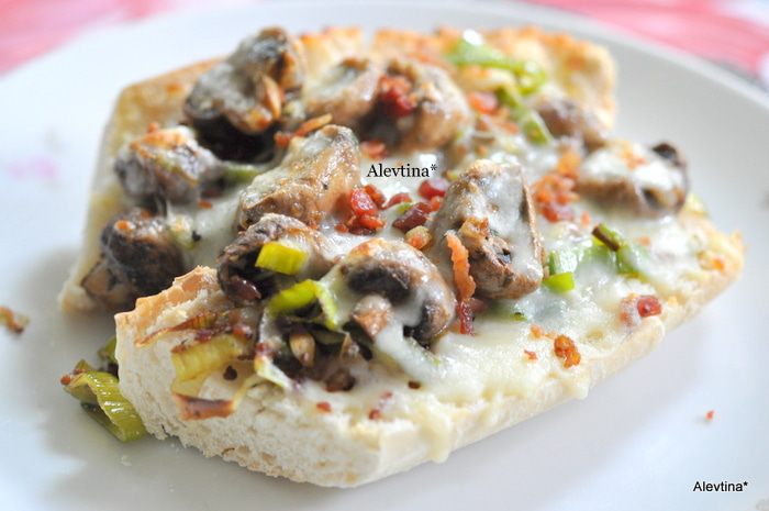 Гренка с грибами и луком-пореем