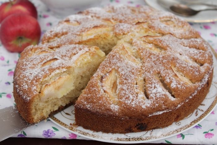 Итальянский яблочный пирог с изюмом