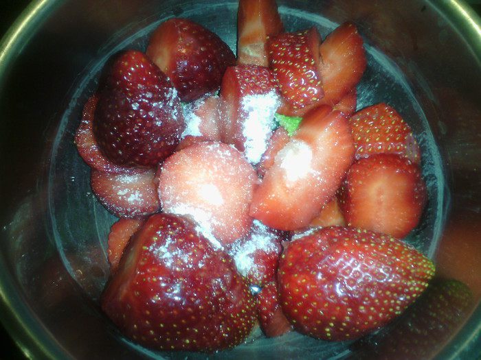 Шоколадный белый мусс с клубникой, мятой и вербеной