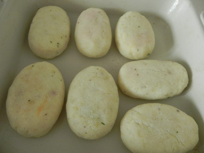 Картофельно-творожные пирожки с зеленью и яйцом