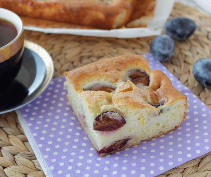 Пирог с маскарпоне и сливой