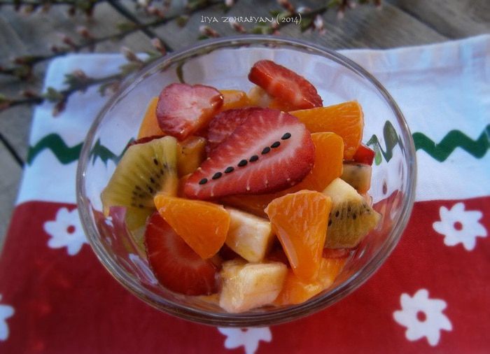 Фруктовый салат с апельсиновым соусом