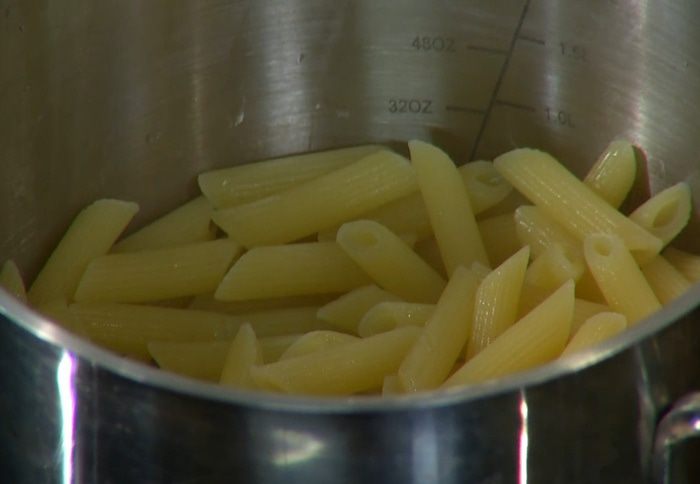 Паста с курицей, оливками и соусом песто 