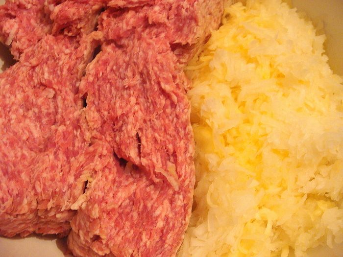 Мясной рулет с маккерончини, сыром и паприкой 