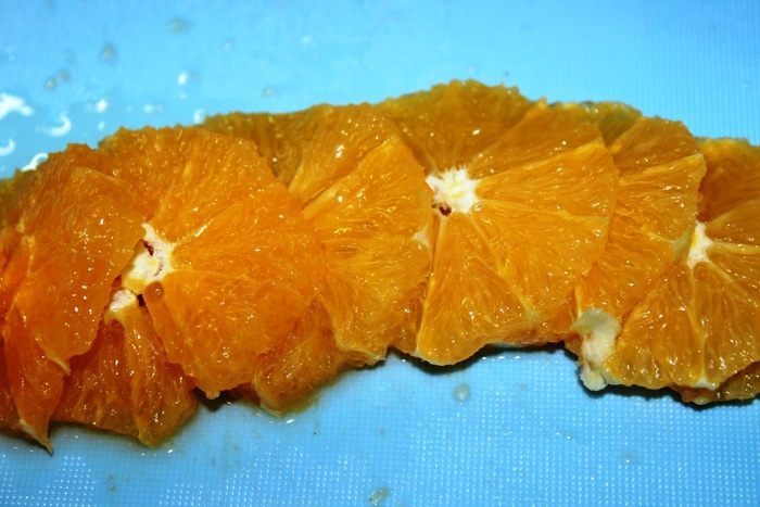 Румяные цыплята с апельсинами в беконе