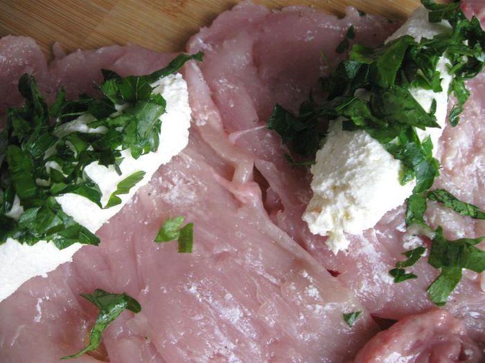 Куриные рулетики с сырным соусом