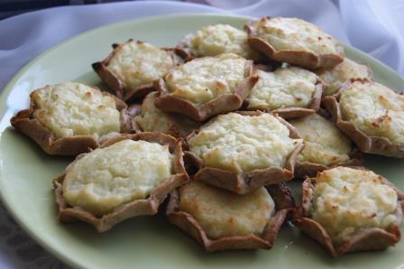 Карельские пирожки с картошкой и яичным соусом