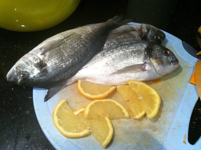 Дорада, запеченная с овощами и травами