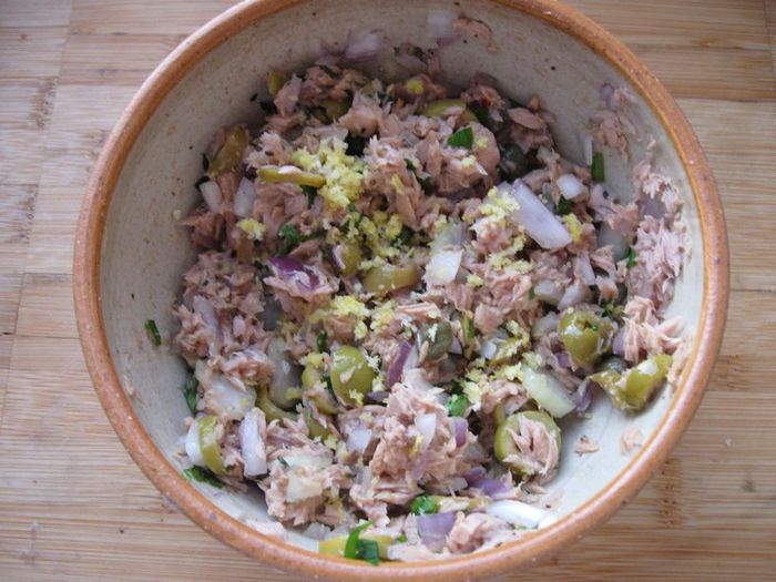 Запеченный перец, фаршированный тунцом     