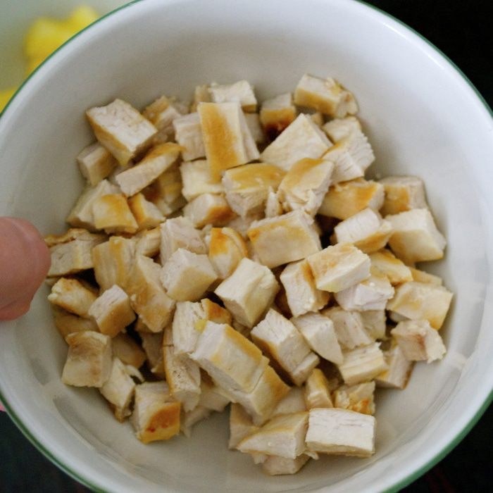 Томаты, фаршированные гавайским куриным салатом 