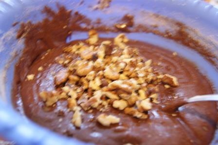 Шоколадно-гречишный кекс с черной смородиной и грецким орехом