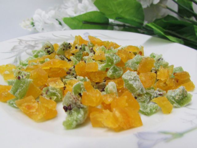 Конфеты из белого шоколада с орешками и цукатами