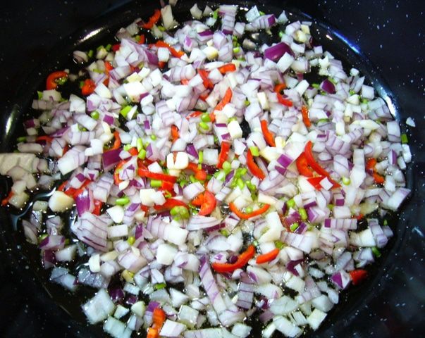 Чили кон карне с хрустящей фасолью