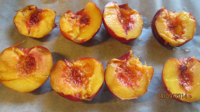 Персики, запеченные с амаретти