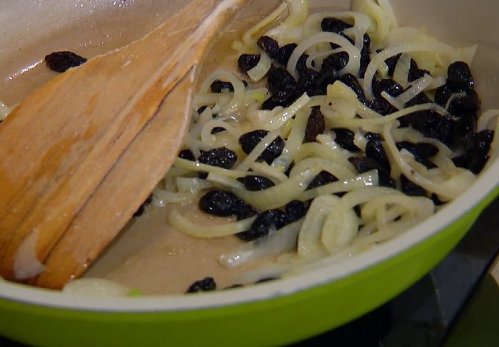 Пирог со шпинатом, изюмом и соусом песто 