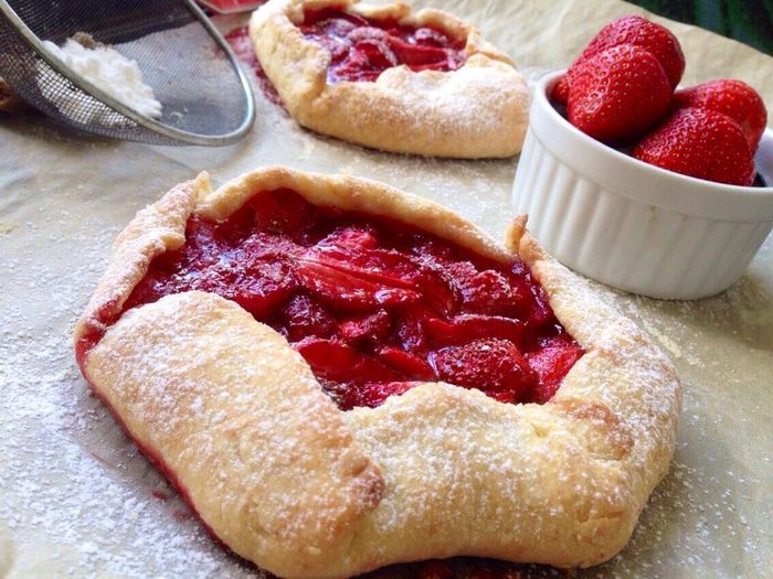 Клубничные галеты из творожного теста