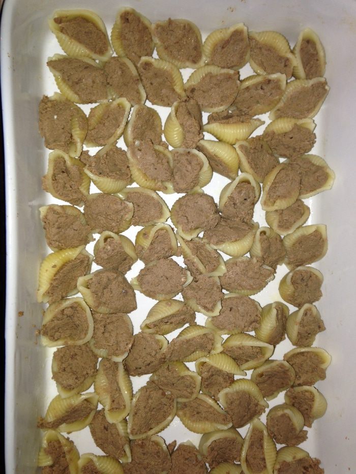 Конкилье, фаршированные печеночным паштетом