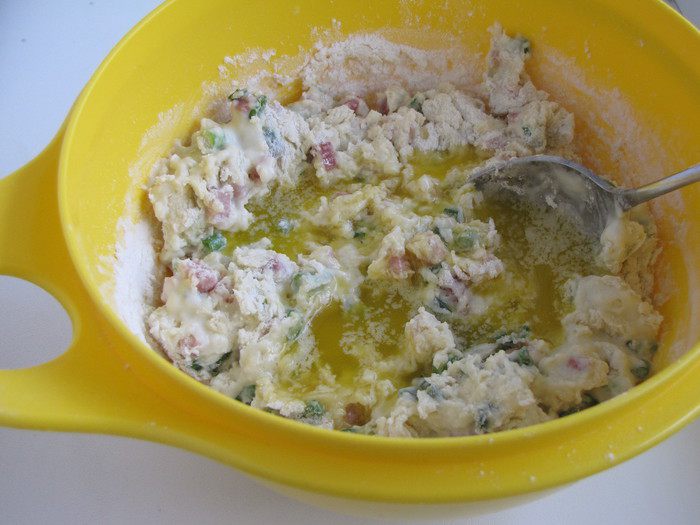 Булочки с зеленым луком и ветчиной