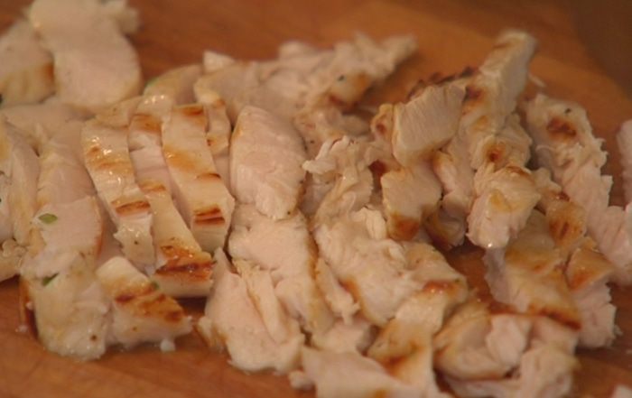 Салат из сладкого перца с огурцом и куриной грудкой 