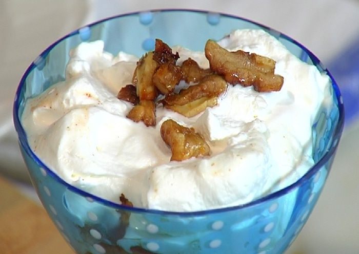 Взбитые сливки с томлеными сливами и карамелизированными орехами 