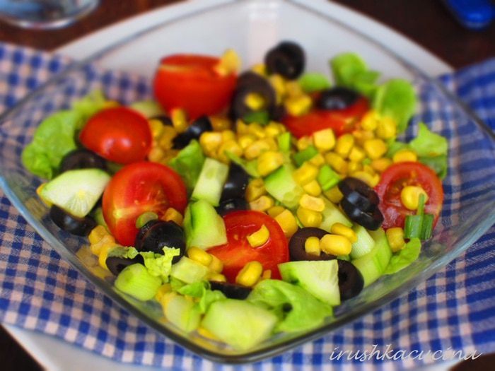 Салат с помидорами черри, кукурузой и оливками