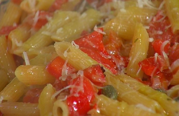 Пенне с острыми колбасками и сладким перцем 