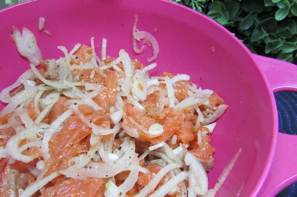 Слоеный пирог с форелью и картофелем