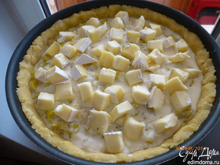 Киш с луком-пореем и сыром Камамбер