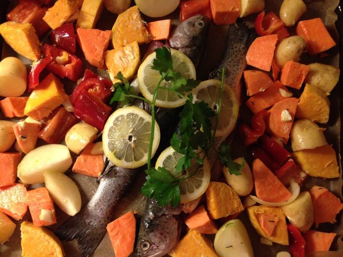 Форель, запеченная с овощами