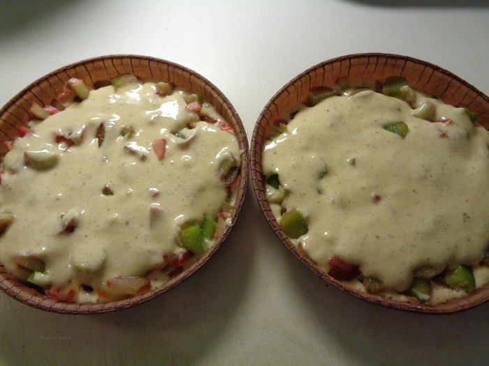 Шарлотка с ревенем, вяленой вишней и пряностями