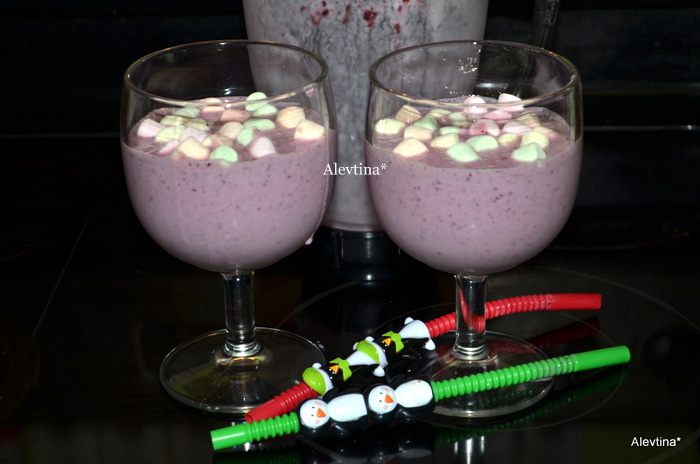 Коктейль ягодный с маршмеллоу