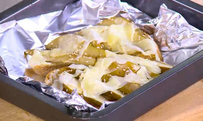 Тосты с инжирным вареньем, запеченными грушами и сыром 