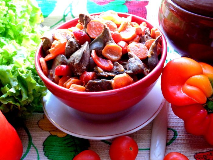 Печень в горшочке в сметанно-томатном соусе с овощами