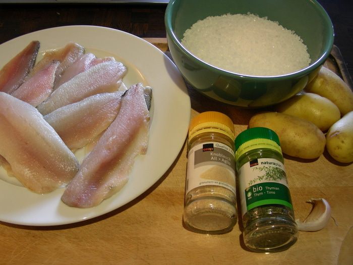 Рыба, запеченная на соли, с тимьяном, чесноком и картофельными чипсами