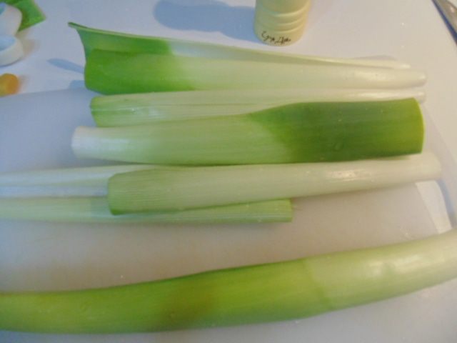 Запеченная в порее дорада с луком-пореем