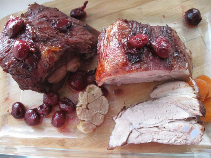 Свиная грудинка в легкой вишневой глазури