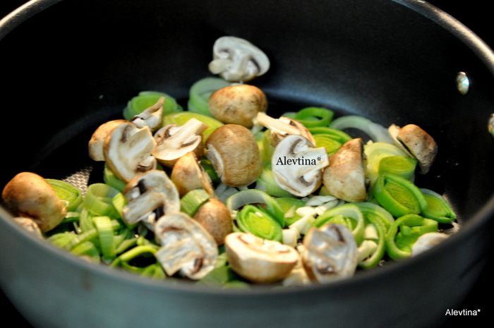 Гренка с грибами и луком-пореем