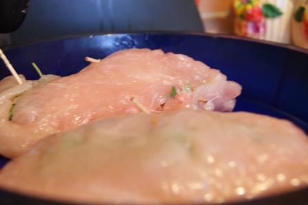 Куриная грудка фаршированная руколой, черри и моцареллой