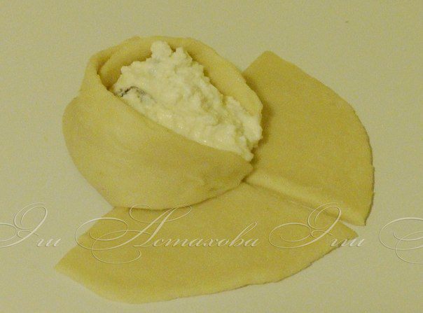 Пирог с творожными розами