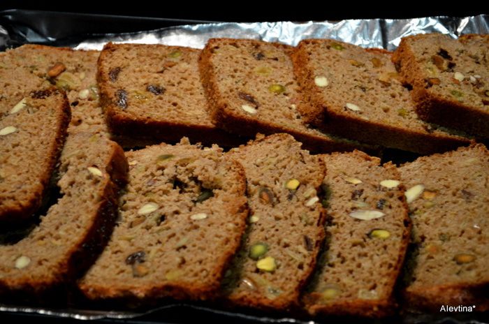 Кекс с семенами и орехами