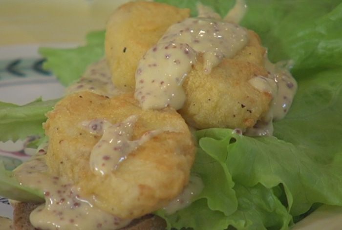 Сэндвич с рыбой в кляре и листьями салата 