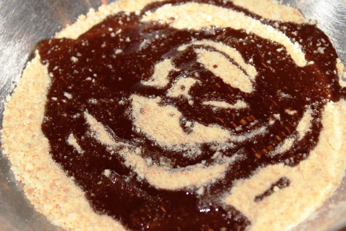 Шоколадно-ананасовый десерт с меренгами